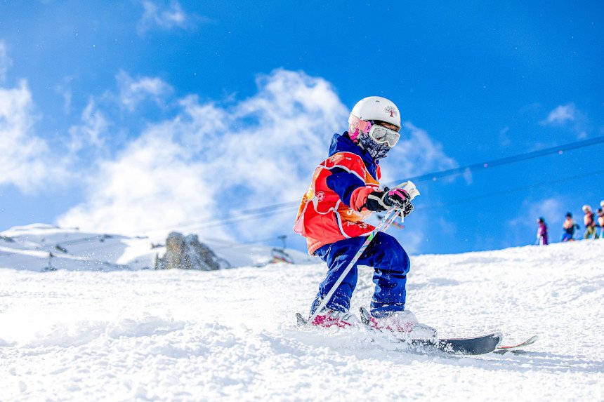 Enfant en train de skier